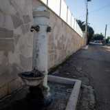 Poco pi� avanti ecco una fontanella in ferro, con il simbolo del fascio littorio in bella vista. Qui non arrivavano le condutture dell�Acquedotto Pugliese e le uniche fonti di approvvigionamento dell�acqua erano questa fontanella e un�altra simile su via Napoli, oggi scomparsa 